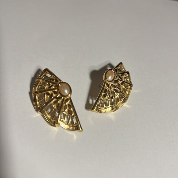Gold & faux pearl fan pierced earrings. - Picture 2 of 4